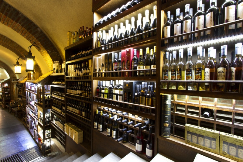 bar-LE CASTELLET-min_world_street_travel_shop_canon_georgia_wine_bottles-429767